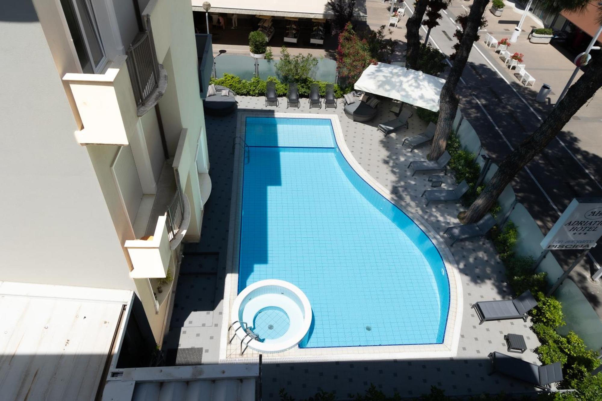 Hotel Adriatica Con Piscina Riccione Buitenkant foto