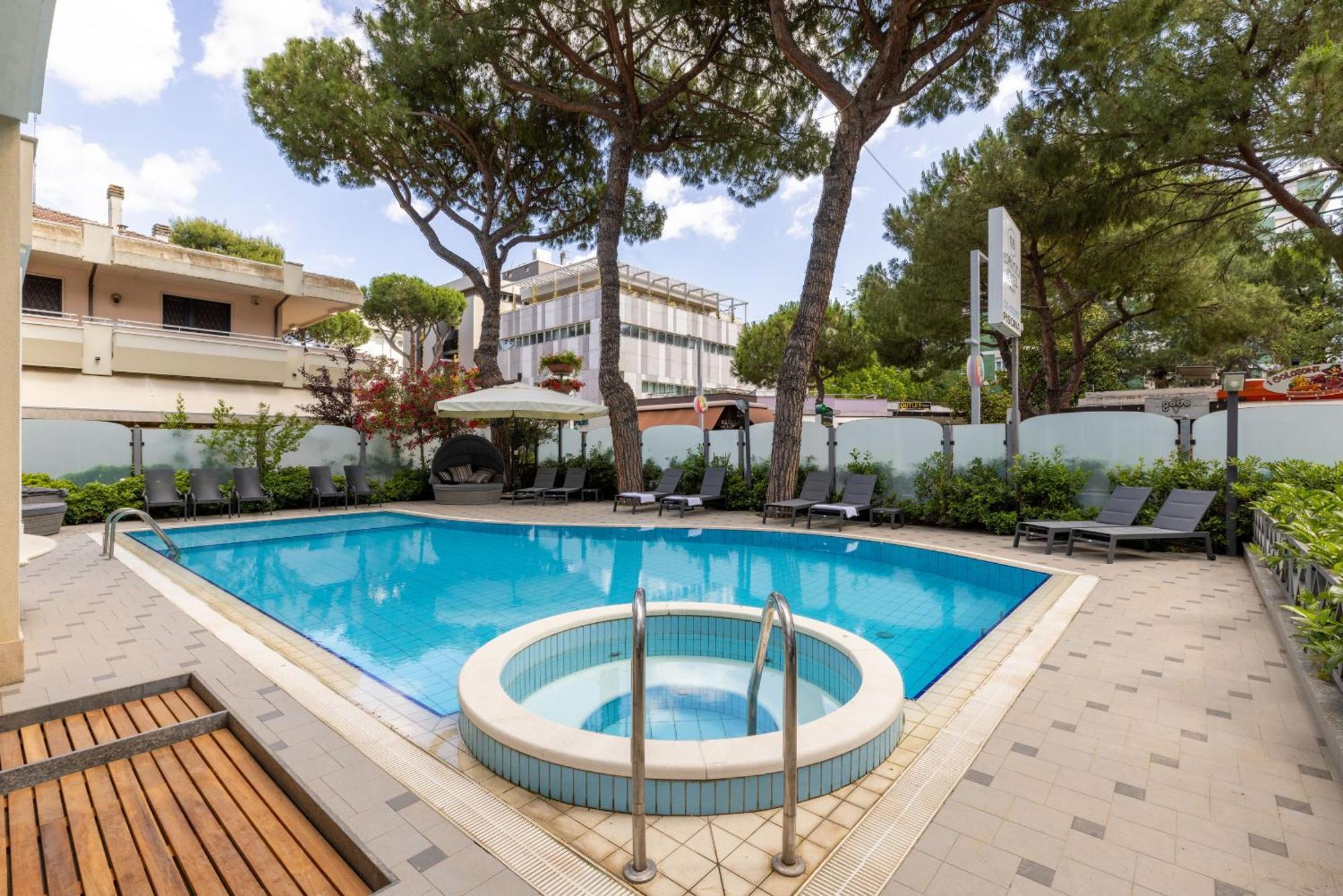 Hotel Adriatica Con Piscina Riccione Buitenkant foto