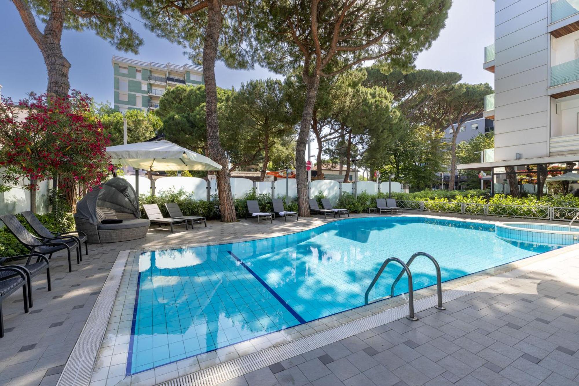 Hotel Adriatica Con Piscina Riccione Buitenkant foto